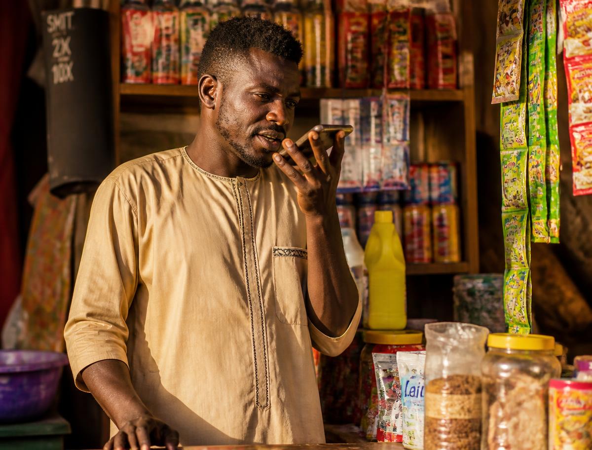 Commerçant dictant sa vente à la voix dans sa boutique